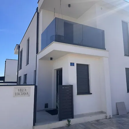 Luciana, Modern With A Pool, Summer Kitchen And Tablet Tennis, Close To The And The Sea, Villa Umago