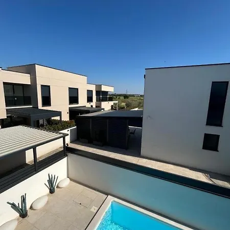 Villa Luciana, Modern With A Pool, Summer Kitchen And Tablet Tennis, Close To The And The Sea, Umago