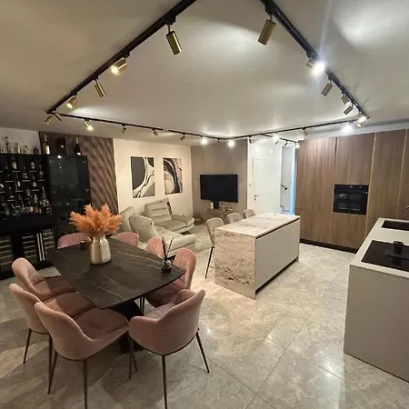 Villa Luciana, Modern With A Pool, Summer Kitchen And Tablet Tennis, Close To The And The Sea, Umago
