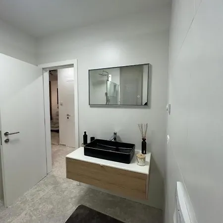 Villa Luciana, Modern With A Pool, Summer Kitchen And Tablet Tennis, Close To The And The Sea, Umago